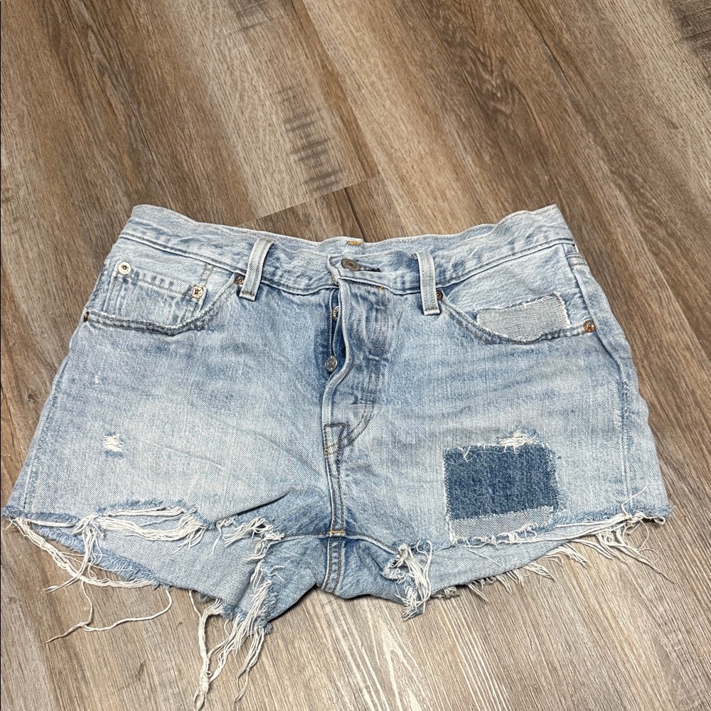 Women’s Levi’s 501 Light Blue Distressed cutoff Denim Shorts 28x2.5